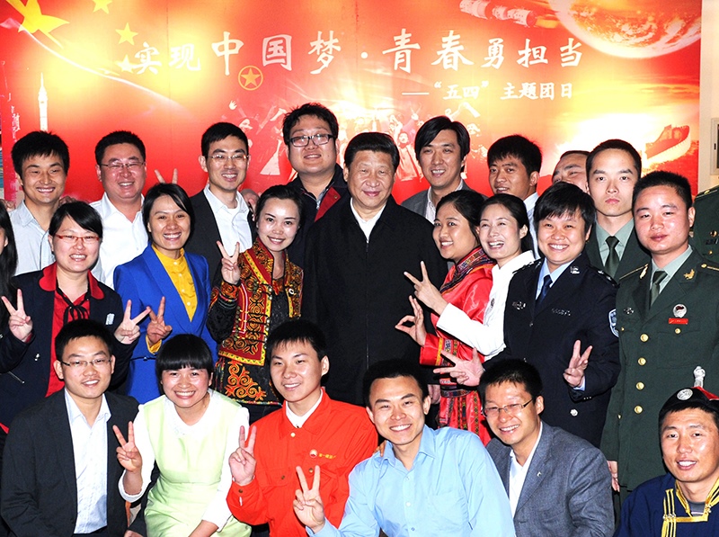 2013年5月4日，習(xí)近平總書記來到中國航天科技集團(tuán)公司中國空間技術(shù)研究院，同各界優(yōu)秀青年代表座談并發(fā)表重要講話。這是座談會(huì)前，習(xí)近平和在展廳參觀的優(yōu)秀青年代表合影。