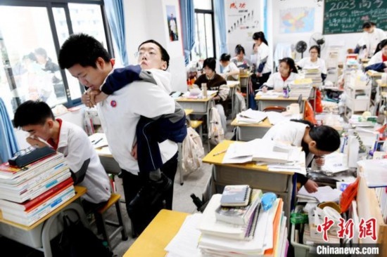 遇到鐘華強(qiáng)課堂上內(nèi)急，江西省南康中學(xué)北校區(qū)的高三學(xué)生朱金祥便會(huì)及時(shí)背著他前往衛(wèi)生間。 卓忠偉 攝