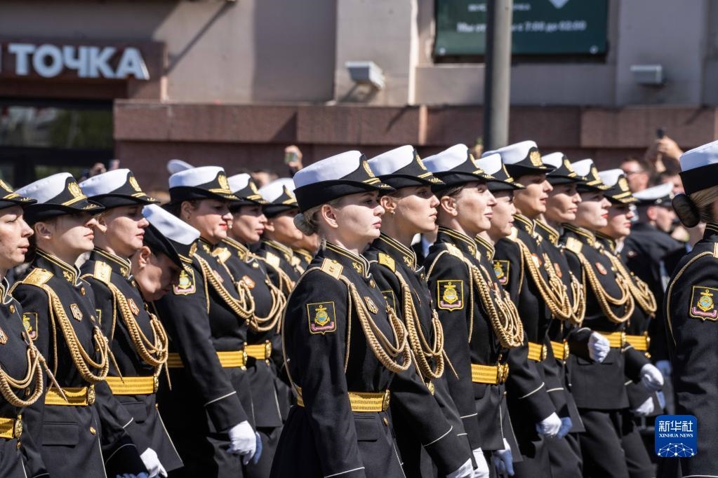 5月9日，在俄羅斯符拉迪沃斯托克市，軍人參加閱兵式。新華社發(fā)（郭飛洲攝）