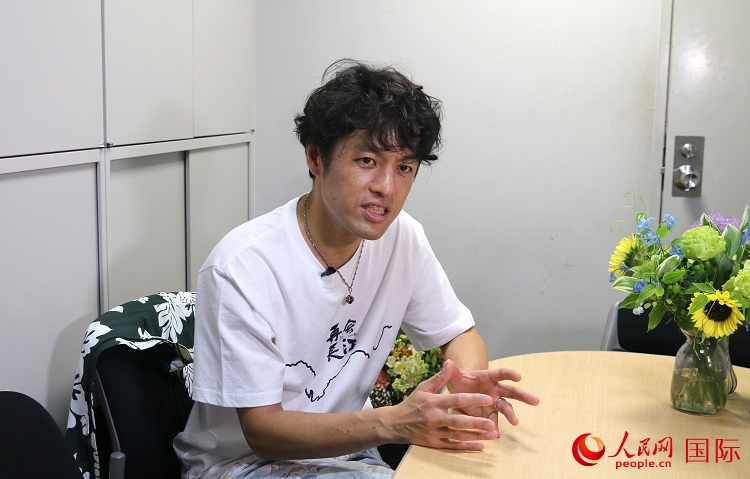 竹內(nèi)亮接受人民網(wǎng)專訪。人民網(wǎng) 許可攝
