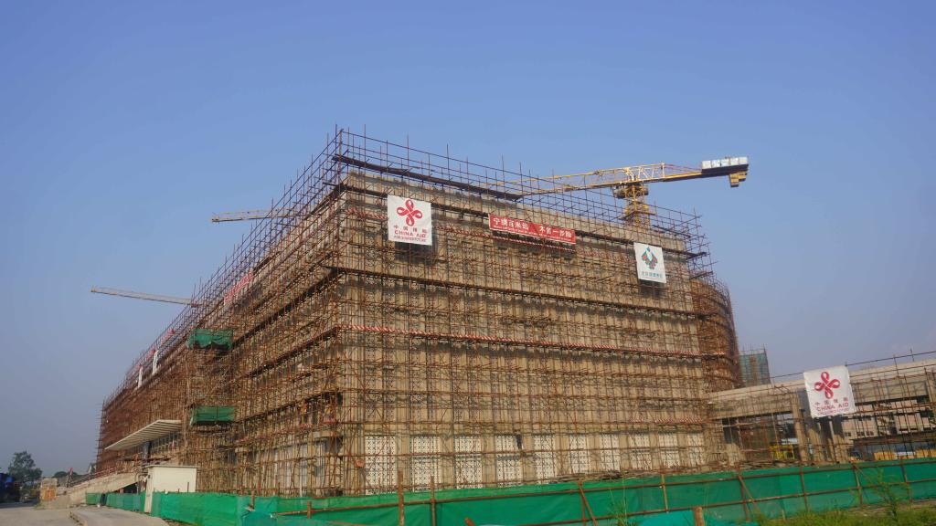這是2023年5月23日在剛果（金）首都金沙薩拍攝的由中國(guó)援建的中部非洲文化藝術(shù)中心項(xiàng)目施工現(xiàn)場(chǎng)。