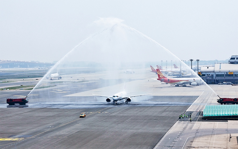 2023年5月28日，國產(chǎn)大型客機C919圓滿完成首次商業(yè)飛行，開啟市場化運營、產(chǎn)業(yè)化發(fā)展新征程。圖為北京首都國際機場以水門禮迎接C919首個商業(yè)航班東航MU9191。 新華社發(fā) 魏萌/攝