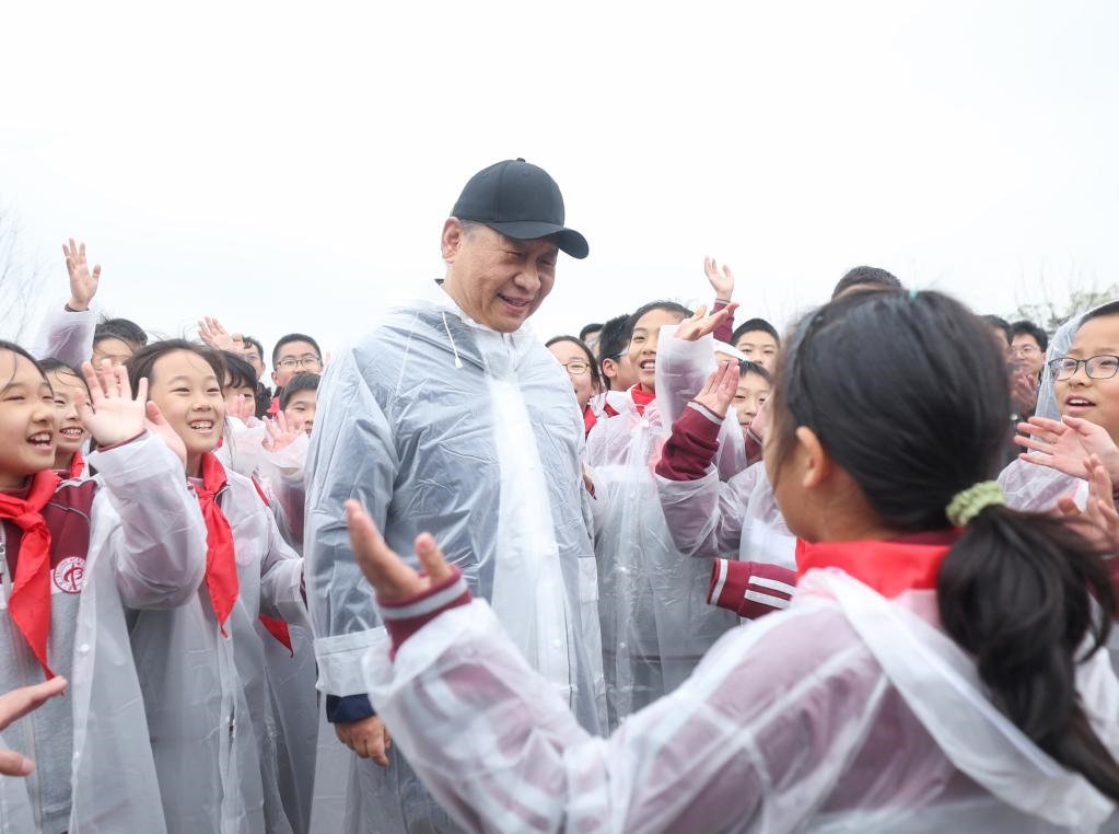 2023年4月4日，黨和國(guó)家領(lǐng)導(dǎo)人參加首都義務(wù)植樹(shù)活動(dòng)。這是植樹(shù)后，習(xí)近平總書(shū)記同在場(chǎng)的中小學(xué)生親切交談。新華社記者 鞠鵬 攝