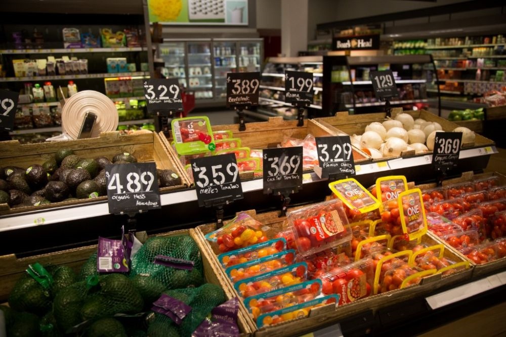 這是2月14日在美國紐約市布魯克林一家食品雜貨店拍攝的商品價簽。新華社發(fā)（郭克攝）