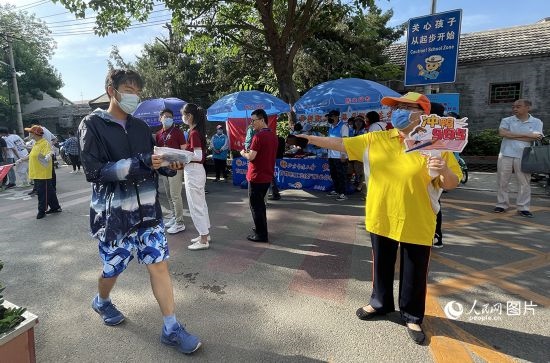 6月7日早8點，北京市第五中學(xué)門口考生正在按規(guī)定進(jìn)入考場。人民網(wǎng)記者 池夢蕊攝