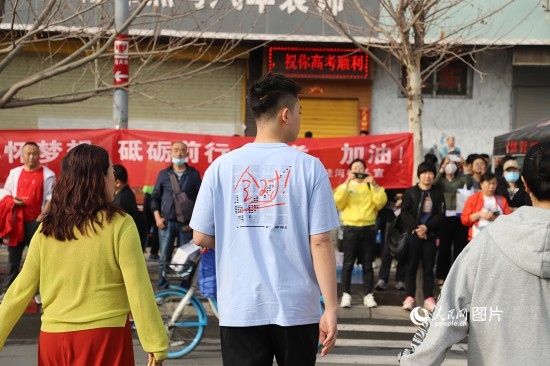 6月7日早8點，甘肅省蘭州市外國語高級中學(xué)考點，考生按規(guī)定進(jìn)入考場。人民網(wǎng)記者 黃帆攝