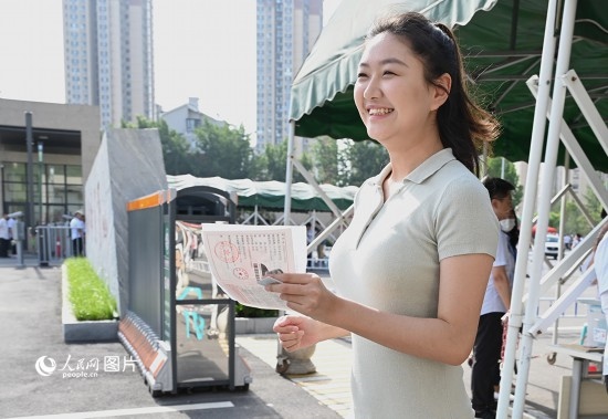 6月7日高考第一天，早上8點，一名考生充滿自信地步入鄭州市十一中考點。人民網(wǎng)記者 王玉興攝