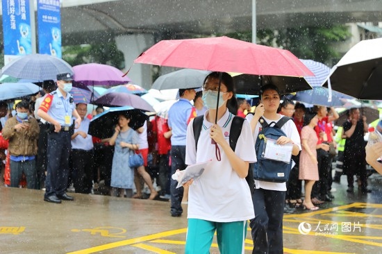 6月7日，海南華僑中學(xué)（高中部）考點，學(xué)子冒雨奔赴考場。人民網(wǎng)記者 孟凡盛攝