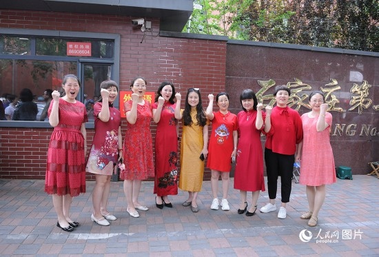 6月7日，在石家莊第二十七中學(xué)考點，家長身著旗袍，為高考的孩子們加油助威！紅紅火火、旗開得勝！人民網(wǎng)記者 周博攝
