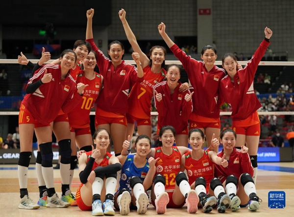 6月3日，中國隊球員在比賽后慶祝勝利。當日，在日本名古屋舉行的2023世界女排聯賽分站賽中，中國隊以3比1戰(zhàn)勝荷蘭隊。新華社記者 張笑宇 攝