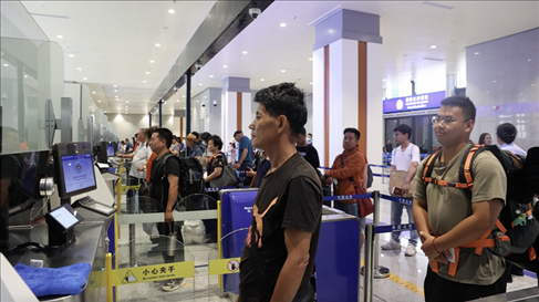 6月13日，乘坐中老鐵路國際旅客列車的旅客在磨憨邊檢大廳排隊候檢。李揚 攝