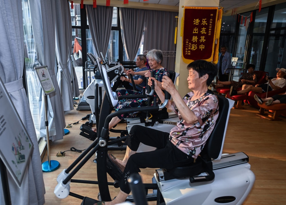 在浙江嘉興市南湖區(qū)新嘉街道電子社區(qū)鄰里中心的長者運動健康之家內(nèi)，老人們在進(jìn)行器械鍛煉（2023年6月14日攝）。新華社記者 徐昱 攝