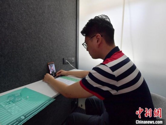 學(xué)生通過“云面試空間”進行求職面試。劉棟 攝