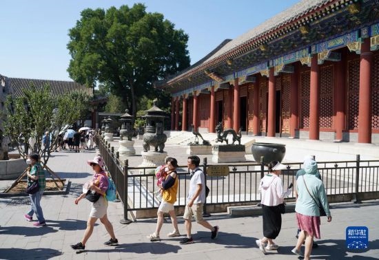 6月22日，游人在北京頤和園參觀游覽。新華社記者 任超 攝
