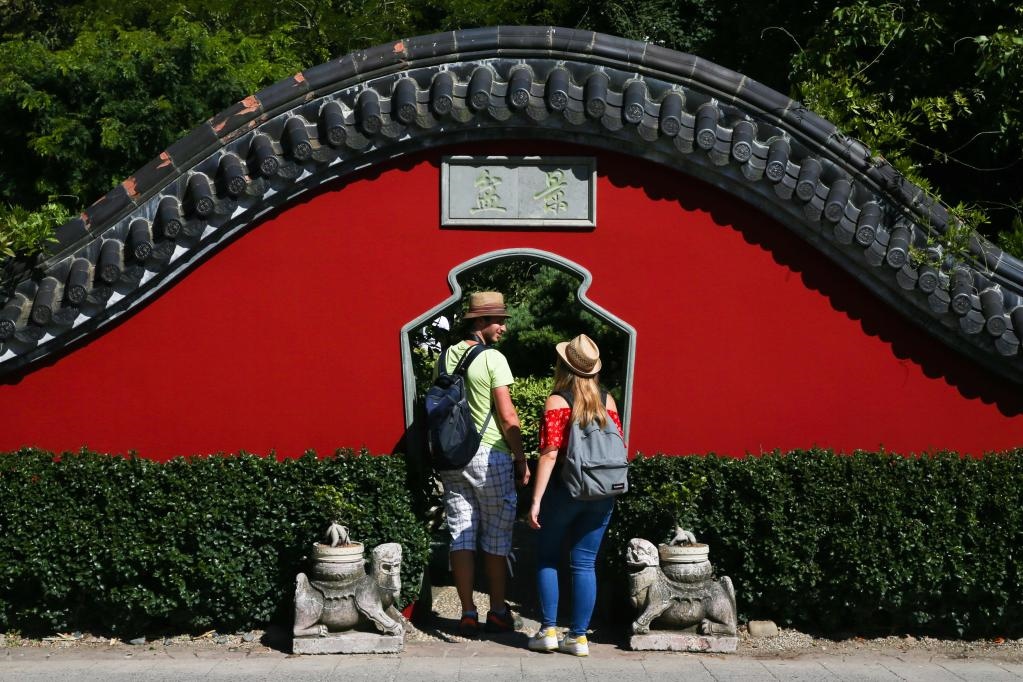 在比利時布呂熱萊特市，游客參觀天堂動物園的中國園。