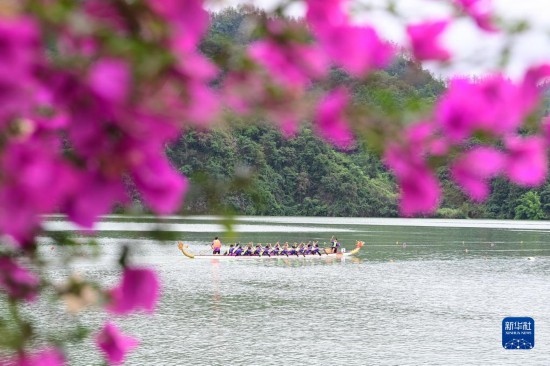 6月22日，重慶市酉陽土家族苗族自治縣酉水河鎮(zhèn)河灣村，參賽選手進(jìn)行龍舟比賽。