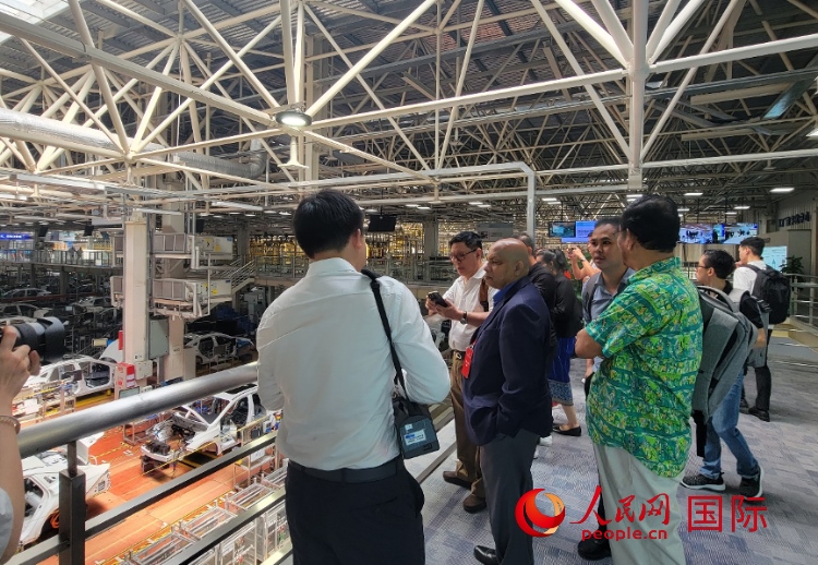 外媒記者在廣汽埃安車間參觀。人民網(wǎng) 寧玉瑛攝