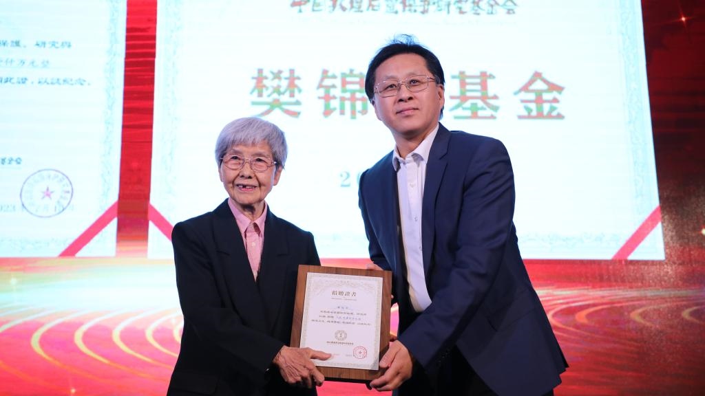 國(guó)家文物局黨組成員、副局長(zhǎng)解冰（右）為樊錦詩(shī)（左）頒發(fā)捐贈(zèng)證書(shū)。新華社記者張睿 攝