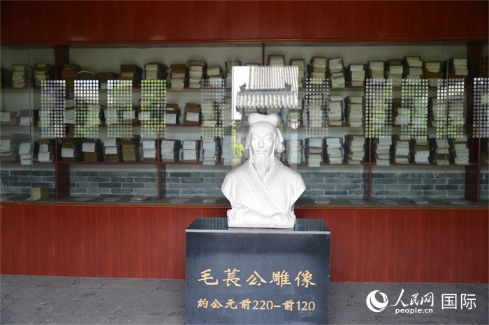 河間詩經(jīng)齋毛萇雕像。雕像后書櫥中陳列的是歷代各版本《詩經(jīng)》及譯本。 人民網(wǎng) 趙昭攝