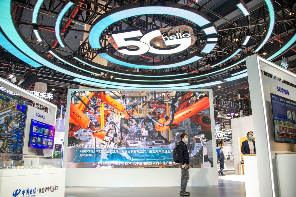 在位于湖北省武漢市的中國光谷科技會展中心拍攝的“5G+工業(yè)互聯(lián)網(wǎng)成果展”現(xiàn)場（2021年11月20日攝）。新華社記者 伍志尊 攝