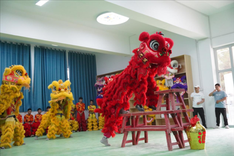 開(kāi)課儀式現(xiàn)場(chǎng)，疏附縣第一中學(xué)舞獅隊(duì)的醒獅表演。