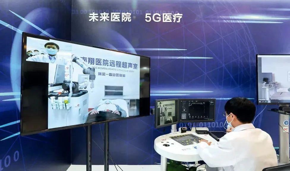 2021年5月7日，上海瑞金醫(yī)院，醫(yī)生通過遠程控制5G機械臂為病人做B超。