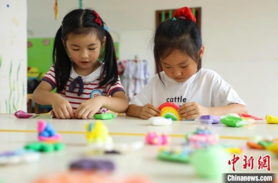 在肥西縣山南鎮(zhèn)中心幼兒園，孩子們在做彩色泥塑。陳家樂 攝