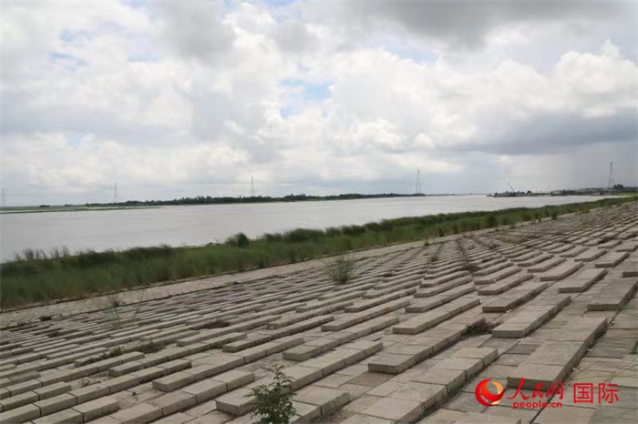 孟加拉國帕德瑪大橋河道整治工程北岸整治區(qū)域長1.5千米，南岸長11.5千米，是目前世界上規(guī)模最大的河道整治工程。人民網(wǎng)記者 孫廣勇攝