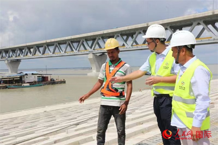 孟加拉國帕德瑪大橋河道整治工程北岸整治區(qū)域長1.5千米，南岸長11.5千米，是目前世界上規(guī)模最大的河道整治工程。人民網(wǎng)記者 孫廣勇攝