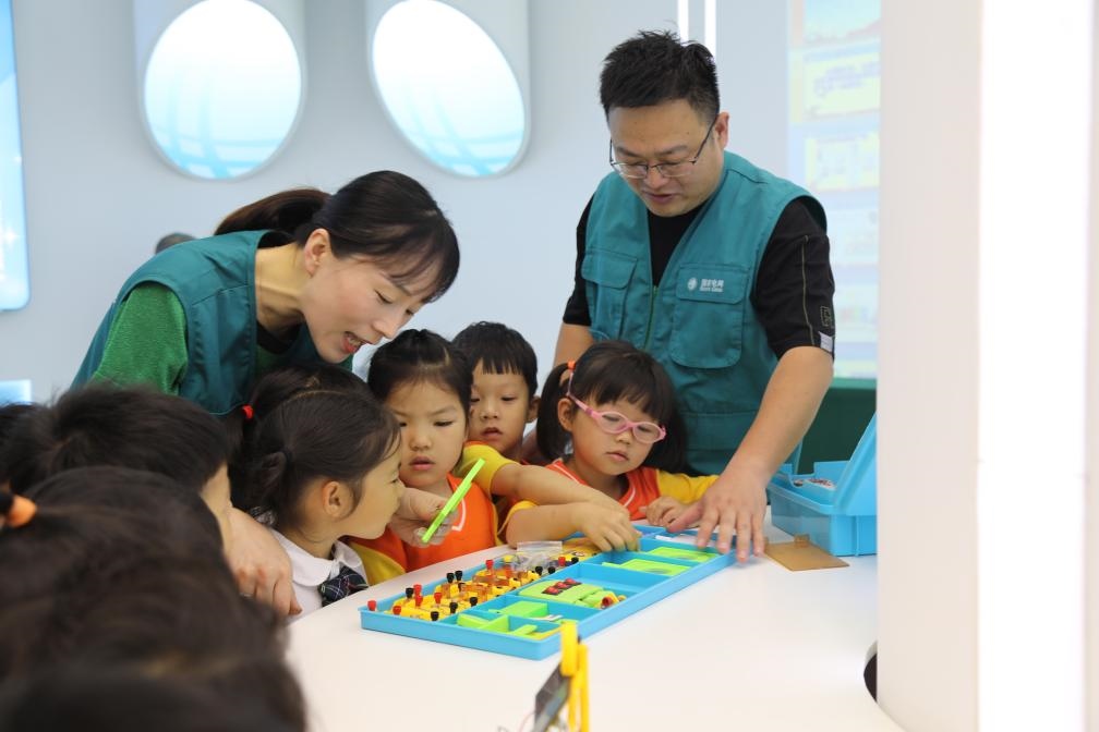 7月12日，浙江寧波奉化區(qū)實(shí)驗(yàn)小學(xué)，暑托班孩子學(xué)習(xí)暑期安全用電和節(jié)能知識(shí)。新華社記者張璇攝
