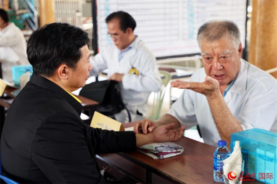 泰國中醫(yī)師為泰國春武里府最高行政長官威塔亞號(hào)脈問診。人民網(wǎng)記者 楊一攝