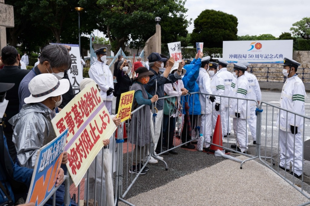 2022年5月15日，在日本沖繩，人們在沖繩回歸日本本土50周年紀(jì)念儀式現(xiàn)場外抗議。新華社記者張笑宇攝