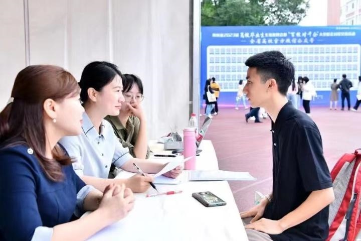 2023年5月7日，四川省2023屆高校畢業(yè)生專場招聘會(huì)暨“百校對(duì)千企”大型校企對(duì)接交流活動(dòng)在成都理工大學(xué)舉行。（四川省教育廳供圖）