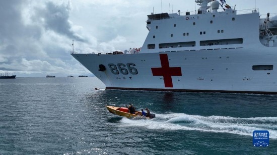 7月22日，中國(guó)海軍“和平方舟”號(hào)醫(yī)院船駛離塔拉瓦港途中，基里巴斯當(dāng)?shù)孛癖婑{船揮手告別。新華社發(fā)（桂江波 攝）
