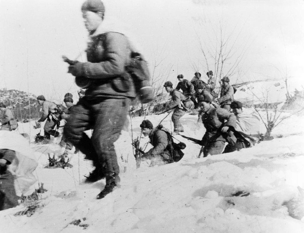 △中國人民志愿軍戰(zhàn)士向美軍進(jìn)攻的情形（1951年攝）。