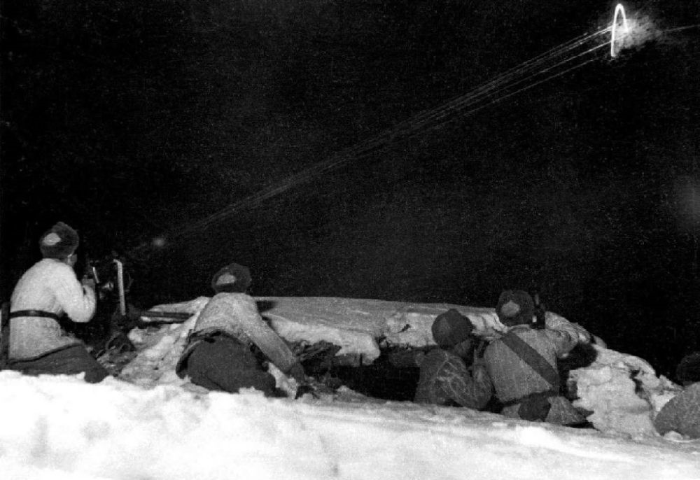  ↑1950年12月，在朝鮮長(zhǎng)津湖，中國(guó)人民志愿軍第27軍連隊(duì)機(jī)槍手向美軍陣地射擊。新華社發(fā)（張崇岫 攝）