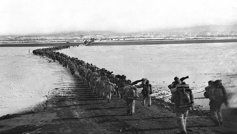 △1950年10月，抗美援朝志愿軍隊伍雄赳赳、氣昂昂跨過鴨綠江。