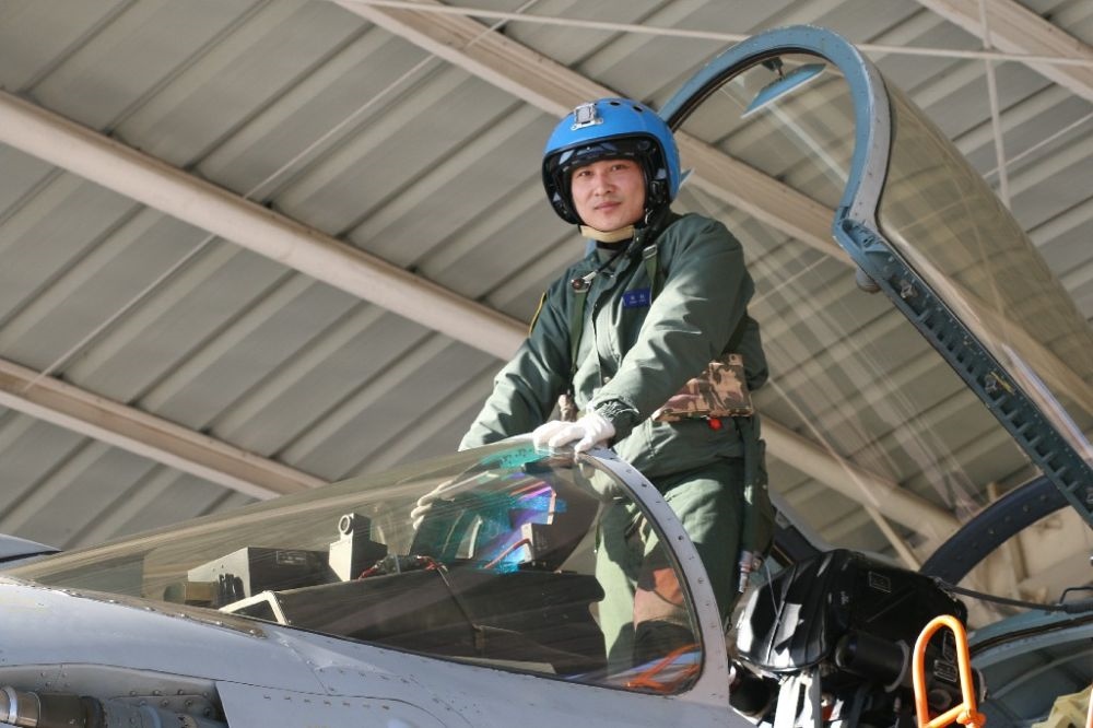 ↑海軍某艦載航空兵部隊(duì)原一級(jí)飛行員張超（2016年1月27日攝）。新華社發(fā)