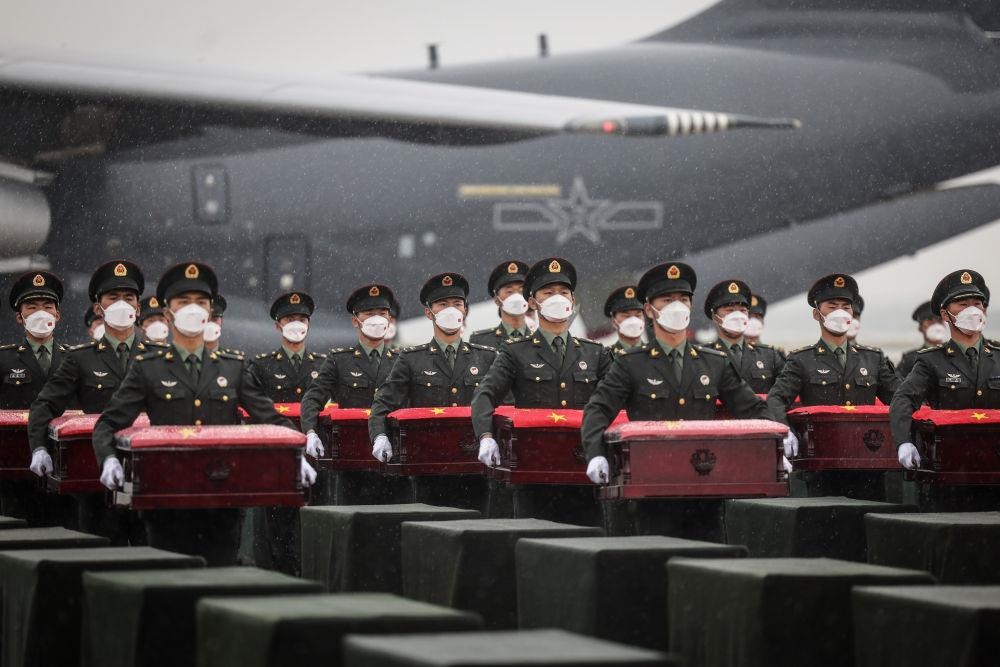 △2022年9月16日，載運著88位在韓中國人民志愿軍烈士遺骸及837件遺物的空軍專機(jī)降落在沈陽桃仙國際機(jī)場，英雄們回到祖國懷抱。