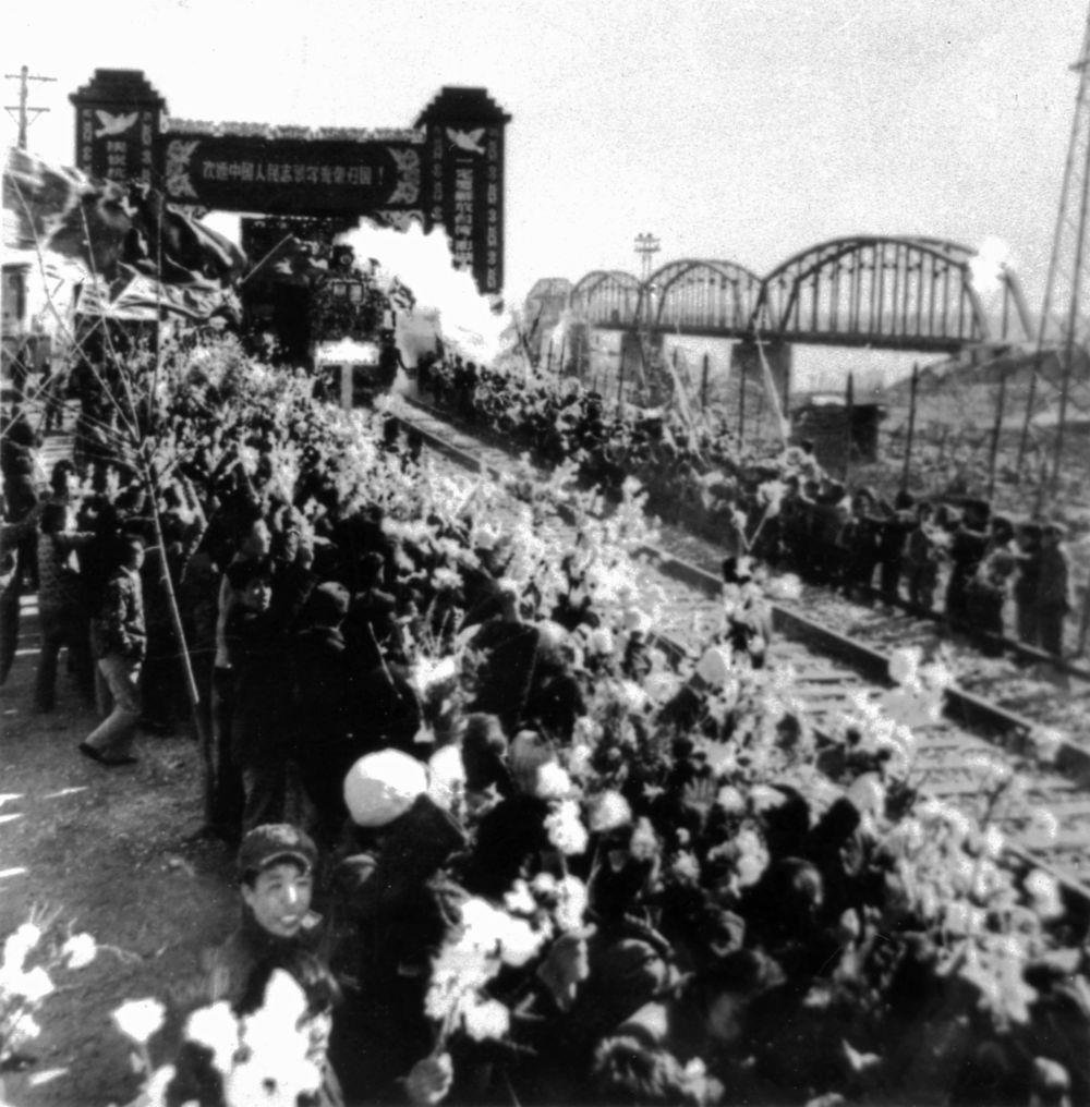 △1958年10月26日，列車駛過鴨綠江畔的凱旋門，中國人民志愿軍戰(zhàn)士回到祖國懷抱。