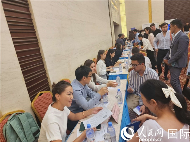 圖為中企代表與哈留華畢業(yè)生現(xiàn)場(chǎng)交流。人民網(wǎng)記者 李強(qiáng)攝