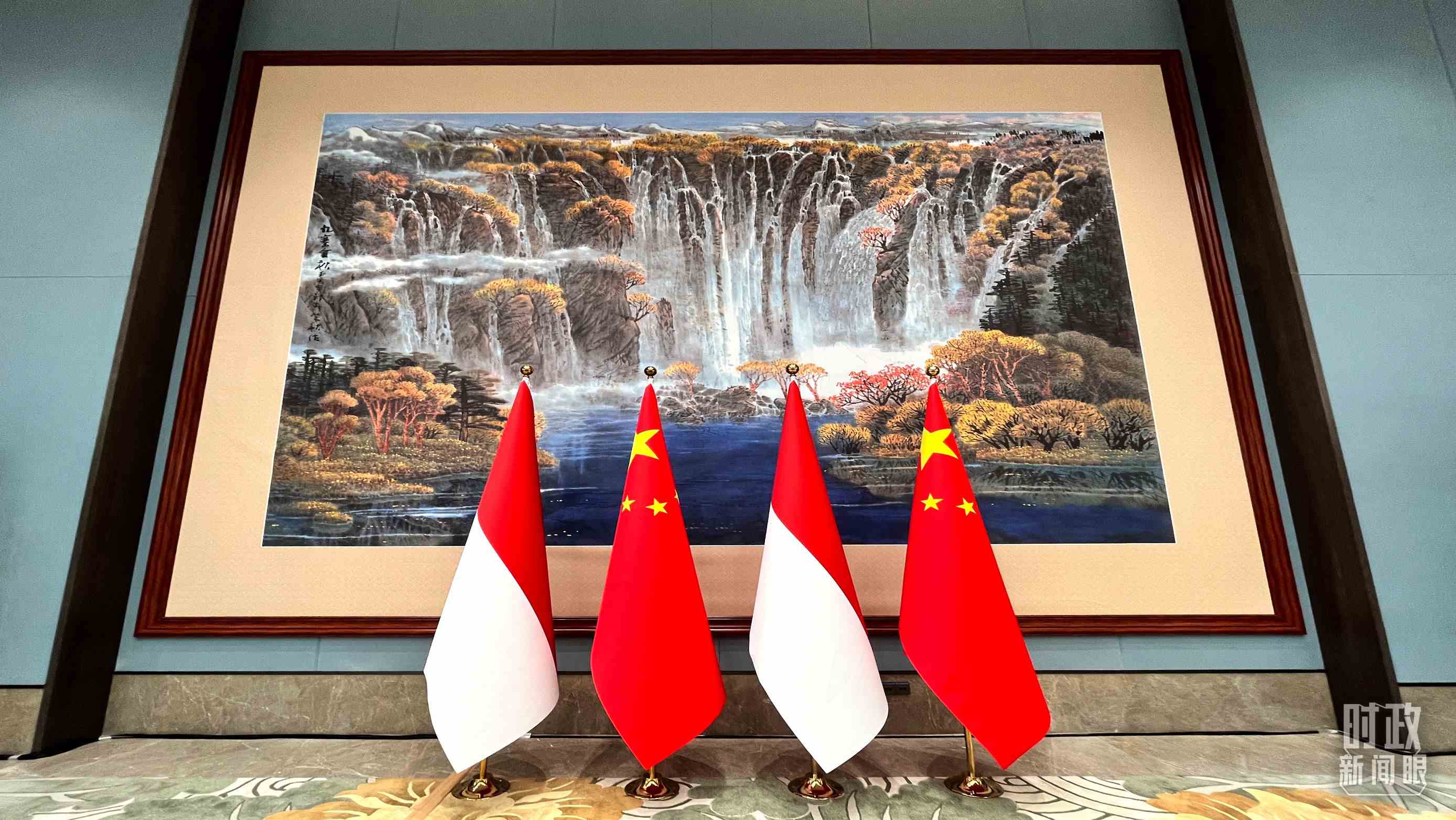 會(huì)見現(xiàn)場(chǎng)的中印尼兩國(guó)國(guó)旗。（總臺(tái)央視記者張垚拍攝）