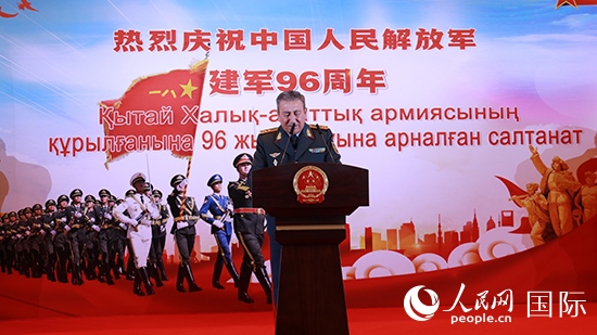 哈國(guó)防部副部長(zhǎng)卡馬列特季諾夫中將發(fā)表致辭。人民網(wǎng)記者 李強(qiáng)攝