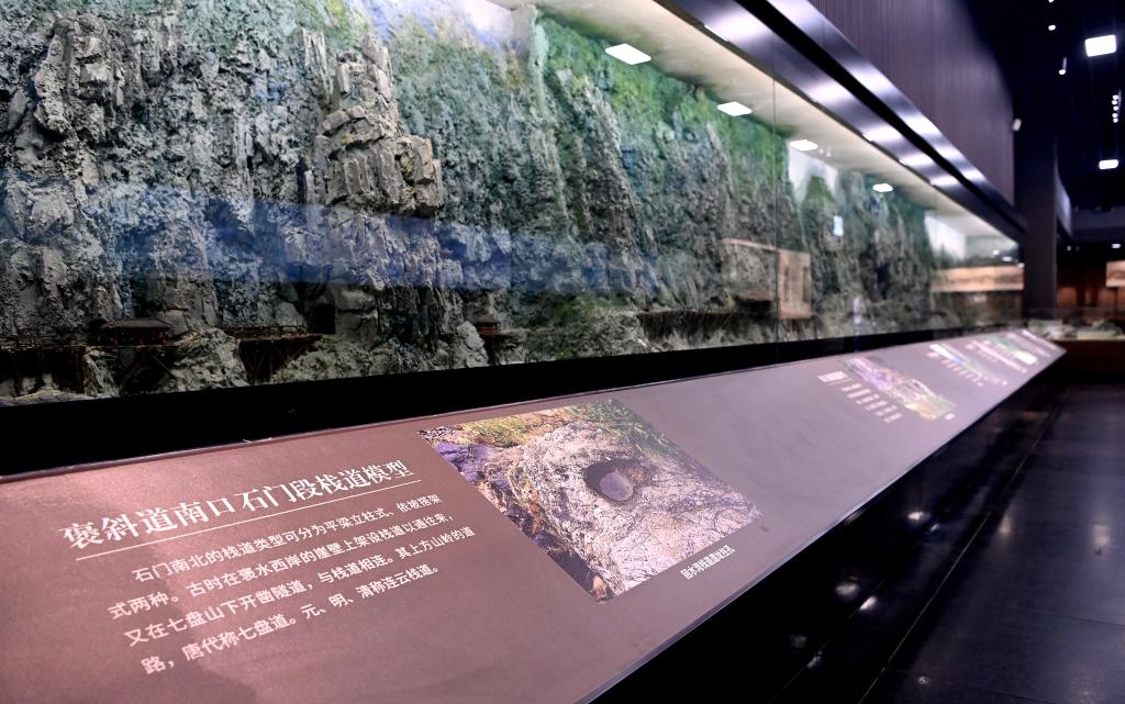 近日拍攝的陜西省漢中市博物館褒斜古棧道陳列室。新華社記者 劉瀟 攝