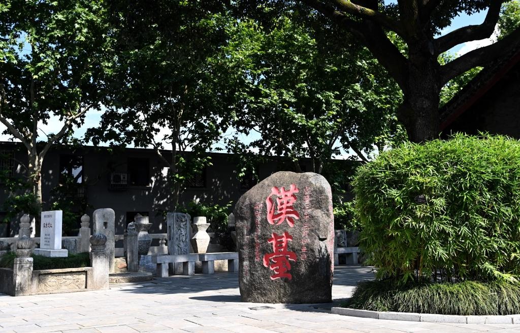 近日拍攝的陜西省漢中市博物館內(nèi)的“漢臺”石碑。新華社記者 劉瀟 攝