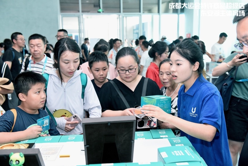 在特許商品零售店挑選“蓉寶”的顧客。人民網(wǎng)記者 朱虹攝