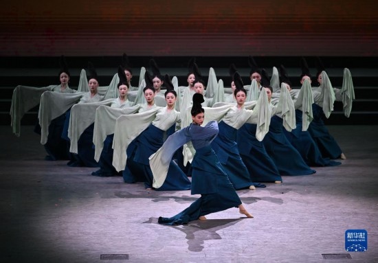 7月29日，演員在聯(lián)歡會現(xiàn)場表演《只此青綠》。新華社記者 蔡湘鑫 攝