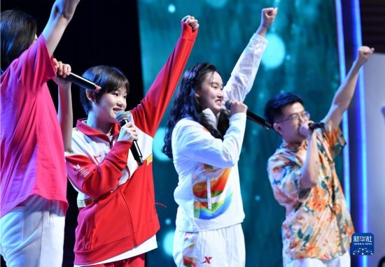7月29日，中國運動員張家齊（左二）在聯(lián)歡會現(xiàn)場演唱。新華社記者 張端 攝