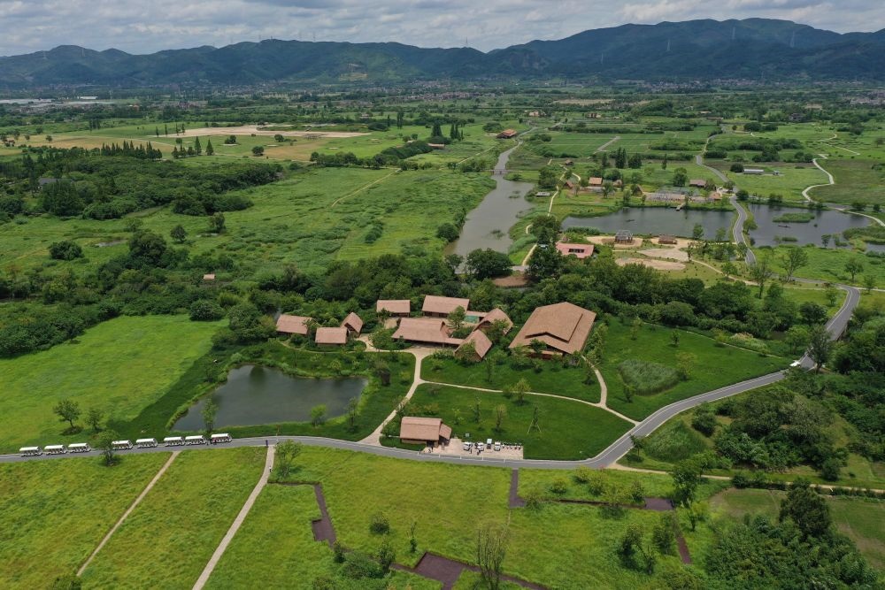 這是在浙江省杭州市余杭區(qū)拍攝的良渚古城遺址公園（2022年7月6日攝，無(wú)人機(jī)照片）。新華社記者 黃宗治 攝