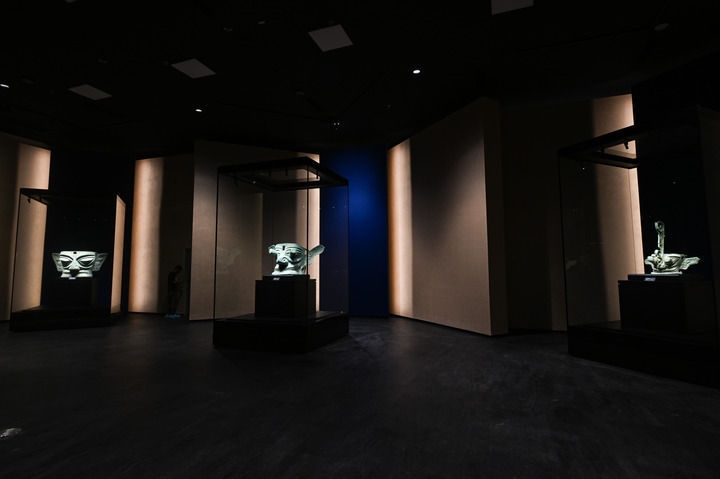 7月26日在三星堆博物館新館拍攝的展品。新華社記者 王曦 攝